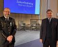 Bild: ksa
Beim Treffen in der Münchener Staatskanzlei hat Armin Kraus (links) Ministerpräsident Markus Söder getroffen und dabei auch über die bergmännische Brauchtumspflege in Sulzbach-Rosenberg gesprochen.