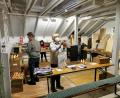 Bild: Bianca Liebermann/exb
In einer "Arbeitsstraße" werden die Goldhasen von Mitgliedern des Wirtschaftsforums Oberviechtach mit einem individuellen Namensbändchen versehen.