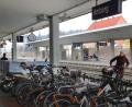 Bild: Wolfgang Steinbacher
Die Tage dieser Radabstellplätze am Amberger Bahnhof scheinen gezählt zu sein. Auf dem Gelände soll eine neue Anlage entstehen. Mit Überdachung und Beleuchtung.