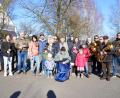 Bild: kaz
Bei strahlendem Sonnenschein genoss Johann Bauer (vorne, Bildmitte) zusammen mit seinen Verwandten das Geburtstagsständchen seiner Lieblingskapelle.