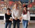 Bild: Elisabeth Lederer/exb
Insgesamt 500 Euro zugunsten der Ukraine-Hilfe (von links): Abteilungsleiterin Monika Hecken-Emmel, Bürgermeister Bernhard Lindner und Elisabeth Lederer, die Spielleiterin der Volleyballabteilung.