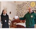 Bild: KRSK Mitterteich/exb
Äbtissin Laetitia Fech im Kloster Waldsassen bei der Übergabe der 2000-Euro-Spende für die Flüchtlingshilfe an Robert Hoyer.