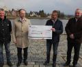 Bild: kro
3000 Euro erhielt der Förderverein Fischhofpark von der Sparkassenstiftung des Landkreises. Im Bild: (von links) Fördervereins-Vorsitzender Vinzenz Rahn, Sparkassen-Vorstandsmitglied Hans-Jörg Schön, Bürgermeister Franz Stahl und Sparkassen-Filialbereichsleiter Peter Hamm.