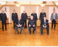Bild: soj
Alois Plannerer (sitzend, von links), Norbert Henschel und Gerhard Hausmann wurden für ihren Dienst bei der Feuerwehr Ebnath geehrt. Es dankten (hinten, von links) Kreisbrandmeister Peter Prechtl, Kreisbrandinspektor Otto Braunreuther, Kreisbrandrat Andres Wührl, Kommandant Gerhard Horn und Bürgermeister Wolfgang Söllner.