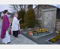 Bild: jr
Mit einem Gebet am Grab von Therese Neumann auf dem Konnersreuther Friedhof eröffneten Kaplan Lucas Lobmeier (links) und Pfarrseelsorger Pater Benedikt Leitmayr den jüngsten Resl-Gebetstag.