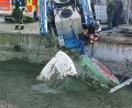 Bild: Yvonne Jackewitz/Feuerwehr Wald/dpa
Feuerwehrleute stehen neben einer Güllergrube, in die ein Traktor mit Anhänger gestürzt ist.