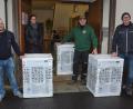 Bild: jr
Drei nagelneue Wäschetrockner im Wert von 1200 Euro, finanziert von hiesigen Firmen, übergab die Krieger-, Soldaten- und Reservistenkameradschaft (KSRK) Mitterteich an die Notunterkunft Fockenfeld. Bei der Auslieferung vor dem Kloster Fockenfeld mit dabei waren (von links) Lukas Münster vom BRK, Pamela Doro, stellvertretender KSRK-Vorsitzender Stefan Badstieber und Jürgen Braunschläger.