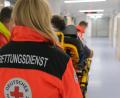Archivbild:  Klinikum/Dietl/exb
Hier bringt der Rettungsdienst einen Patienten ins Klinikum Amberg. Angesichts hoher Patientenzahlen kam es auch in Amberg und Sulzbach-Rosenberg immer wieder vor, dass einzelne Abteilungen bei der Integrierten Leitstelle abgemeldet werden mussten, weil sie keine weiteren Patienten mehr aufnehmen konnten. Der Rettungsdienst musste dann in andere Kliniken ausweichen.