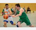 Bild: ham
Der Schwarzenfelder Peter Gentzwein (rechts) mit Zug zum Korb. Der FC verlor gegen die Hamm Baskets II mit 62:69.