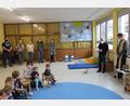 Bild: wku
Zum Start der Kinderkrippe im Schulgebäude spenden die Pfarrer Matthias Ahnert und Hans Zeltsperger den Segen im Beisein von Bürgermeister Bernhard Köller.