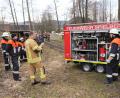 Bild: fvo
Der stellvertretende Kommandant Andreas Schmid (rechts) erklärte bei den Filmaufnahmen von "FeuerwehrWilli" (Mitte mit Kamera) den neuen Tragkraftspritzenanhänger (TSA) der Spielberger Feuerwehr.