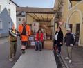 Bild: Evi Höllerer/exb
Jürgen Höllerer, Mario Reinhold, Evi Höllerer, Sabine Wilde und Stefan Dürbeck (von links) vor dem mit Hilfsgütern für die Ukraine voll gepackten Hänger.