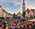 Archivbild: Gerhard Götz
Beim 46. Bürgerfest im Jahr 2016 war die Welt nicht nur am Oberen Markt noch in Ordnung. Corona kannten alle höchstens als Biersorte, und die ukrainische Fahne am linken Bildrand stand für ein hoffnungsvolles europäisches Land und nicht für ein Schlachtfeld.
