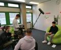 Bild: Bettina Wagner
Tarek Saleh (rechts) im Interview mit Studenten der OTH beim Dreh des neuen Imagefilms für das Gregor-Mendel-Gymnasium.