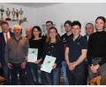 Bild: aun
Die DJK-Sportverein Utzenhofen wählt neue Beiräte und ehrt langjährige Mitglieder, denen die Vorsitzenden Albert Wittmann (Zweiter von rechts) und Michael Hummel (Dritter von rechts) sowie Bürgermeister Stefan Braun (links) gratulieren.