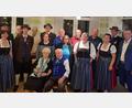 Bild: u
Der Heimat- und Trachtenverein ehrt treue Mitglieder (sitzend): Marianne Mendl und Ehrenvorsitzender Emil Engelhardt; vordere Reihe (von links): Martina Dolles, Vorsitzender Michael Meier, Elisabeth Hertlein, Carmen Renner, Anna Maria Steinl, Martina Dinges und Bürgermeister Hermann Falk; hintere Reihe (von links): Zweiter Vorsitzender Gaston Lottner, Rupert Stangl, Günther Hertlein, Gauvorsitzender Peter Fink, Christian Renner, Alfred Pechtl, Georg Maier und Franz Dolles.