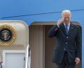Bild: Gemunu Amarasinghe
US-Präsident Joe Biden salutiert als er am Mittwoch an Bord der Air Force One geht. Biden reist für mehrere Tage nach Europa.