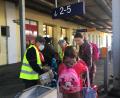Bild: ihl
Am Donnerstagvormittag scheinen alle Kriegsflüchtlinge ein Ziel zu haben. Schwandorf ist nur eine kurze Zwischenstation Die Hilfe der Malteser auf dieser Zwischenstation nehmen sie dankend an.