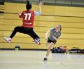 Archivbild: Hubert Ziegler
Die Oberviechtacher Handballerinnen setzen auch im Heimspiel gegen die HG Amberg auf einen starken Rückhalt durch ihre Torhüterin Carolin Dobmeier (links).