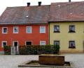 Archivbild: le
Die Marktplatz-Anwesen 6 und 8, im Volksmund Huterbauer und Hartlmartin, sollen saniert werden.