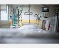 Symbolbild: Jonas Güttler/dpa
Personal und Betten sind aufgrund der hohen Fallzahlen an Corona-Infizierten im Bereich der Kliniken AG knapp.