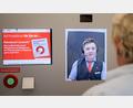 Symbolbild: Christoph Schmidt/dpa
Eine Frau spricht in einem Reisezentrum der Deutschen Bahn per Videoschalte mit einem Mitarbeiter der Bahn und lässt sich beraten. Eine ähnliche Lösung ist auch für den Bahnhof Sulzbach-Rosenberg angedacht.