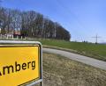 Bild: Hartl
Wo heute noch intensiv Landwirtschaft betrieben wird, will die Firma Ostwind schon bald Sonnenstrom ernten. Auf 4,3 Hektar entsteht direkt neben dem ehemaligen Bundeswehrkrankenhaus eine neue Photovoltaikanlage.