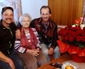 Bild: bkr
Damit alle Kinder, Enkel und Urenkel Maria König zum 90. Geburtstag gratulieren konnten, wechselten sich ihre Söhne Thomas (links) und Herbert (rechts) bei den Besuchen mit ihnen ab.