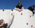 Bild: rn
Mit großer Begeisterung legten die MGS-Kletterer an der Boulderwand Hand an.