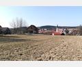 Bild: Portner
Auf der Wiese bei den Häusern im Baugebiet „Am Osterbrunnen“ in Schönsee hat der Stadtrat eine Erweiterung um sieben Parzellen beschlossen.