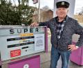 Bild: lg
Als die Zapfsäule die hohen Preise „nicht mehr verkraftete“, wusste sich Tankstellenbesitzer Hans Brunner zu helfen. Jetzt werden die Preise für einen halben Liter Sprit angegeben. Für das Foto setzt Hans Brunner noch die BP Mütze aus längst vergangener Zeit auf, wenngleich sich diese Gesellschaft 1978 nach TÜV-Auflagen zurückzog.