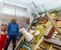 Bild: Hösamer
Das Modell des Bayernwerks im Stadtmuseum wird jetzt in Schräglage präsentiert. Museumsleiterin Eva Maria Keil (von links) dankte den Schwandorfer Modellbahnern Gerhard Maier und Stefan Jäger, die die Restaurierung übernommen hatten.