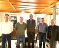 Bild: Renner/exb
Auf Hans Renner (rechts) folgen Thomas Ritter und Andreas Bär (Zweiter und Dritter von links) als neue Revierpächter in der Genossenschaftsjagd Edelsfeld. Glückwünsche kamen von Jagdvorsteher Gerd Kölbel (Zweiter von rechts) und Bürgermeister Hans-Jürgen Strehl (links).