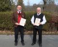 Bild: bsc
Für ihre lange Treue zum Oberpfälzer Volksliedkreis wurden (von links) Peter Steinhauser (40 Jahre) und Reinhard Schwarz (30 Jahre) ausgezeichnet.
