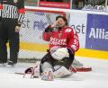 Bild: Roland Rappel
DSC-Goalie Timo Pielmeier am Boden: Der Deggendorfer SC unterlag den Hannover Indians durch das entscheidende Tor in der 128. Minute.