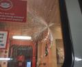 Bild: Bundespolizei
Am Bahnhof in Amberg wurden zwei Männer ohne Ticket des Zuges verwiesen. Beim Aussteigen schlug einer der beiden gegen die Scheibe, so dass sie splitterte.