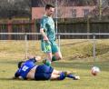 Archivbild: Gebert
Der SV Mitterteich gastiert am Sonntag zum Kellerduell beim BSC Woffenbach. Am vergangenen Samstag (Szene) holten die Stiftländer mit dem 2:2 gegen Quelle Fürth einen Punkt. Hier trennt Marvin Schimm (am Boden) den Mitterteicher Michael Drechsler vom Ball.