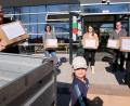 Bild: le
Schulleiter Herbert Kraus, Elternbeiratsvorsitzende Ines Gailitzdörfer, Lehrerin Miriam Ertl, Hausmeister Bernd Volkmer, Stefan Eckert und zwei Schulkinder sicherten den Abtransport der Pakete.