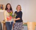Bild: di
Zweite Vorsitzende Anette Großer überreichte Nicole Balej ein Blumenkörbchen