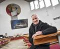 Archivbild: Florian Miedl/fph
Pfarrer Josef Triebenbacher vor dem großen Altar-Fresko in der Kirche Herz Jesu.