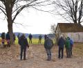 Bild: gi
Etwa 20 Bürger aus dem Gemeindeteil Tröbes nahmen an der Info-Veranstaltung an der „Wongerkapelle“ teil. Der örtliche Gemeinderat Bernhard Rom (Dritter von rechts, hinten) hatte dazu eingeladen. Auch Bürgermeister Armin Bulenda (hinten, rechts) will dazu beitragen, den Bestand der Kapelle zu sichern.