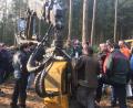 Bild: mh
Die rund 40 Teilnehmer konnten sich im Wald an verschiedenen Stationen informieren.