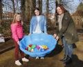 Bild: mfh
Lena (links) und Lenya übergeben die Sandkästen und Sandspielsachen für die Kinder in der Flüchtlingsunterkunft am Beruflichen Schulzentrum Sulzbach-Rosenberg an Sandra Falk. Sie ist die Kontaktperson der Schule zu den Flüchtlingen und versprach den beiden Mädels, ihre Sachspende den Flüchtlingskindern zu übergeben.