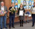 Bild: bkr
Bürgermeister Thomas Kaufmann (rechts), Dritter Bürgermeister Eberhard Besold und der Leiter der Verwaltung, Wolfgang Kilgert, dankten Brigitte Strößner (von links) für ihren Einsatz im Immenreuther Rathaus und ihre Kollegialität.