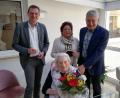 Bild: bk
Liselotte Rudolph nimmt im Seniorenheim Löffler Glückwünsche zu ihrem 95.Geburtstag entgegen.