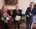 Bild: usc
Die Verdienstmedaille des Verdienstordens der Bundesrepublik Deutschland überreichte Oberbürgermeister Michael Cerny (rechts) an Rudolf Maier (Mitte) und Blumen an dessen Ehefrau Annemarie.