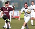 Bild: Büttner
Die DJK Weiden besiegte den ASV Haidenaab mit 2:0. Hier spielt der Weidener Niklas Aha (links) den Ball vor Christoph Vogel.
