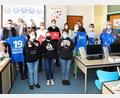 Bild: njn
Schüler der fünften Klasse halten die neuen Miniroboter in ihren Händen. Im Hintergrund die Fachlehrer mit Rektorin Sabine Graser (Dritte von links) und die Beteiligten der Aktion mit (von rechts) Bürgermeister Johannes Reger, Bürgermeisterin Marion Höchst sowie Schulamtsleiterin Martina Puff