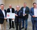 Bild: do
Der Provisor strahlt: Das Führungsteam des Vereins der Freunde und Förderer der Internationalen Begegnungsstätte Kloster gratuliert Pater Andreas Hamberger (Mitte) zum 80. Geburtstag und überreicht einen dicken Scheck für weitere Großtaten der Begegnungsstätte. Von links: Vorsitzender Tobias Reiß, Stellvertreter Albert Nickl, Pater Andreas, Prior Pater Adrian und zweiter Vorsitzender Florian Prosch.