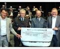 Bild: Wolfgang Steinbacher
Das Siemens-Wohltätigkeitskonzert erbrachte 3572 Euro an das THW und die Feuerwehr Amberg (von links): Hans-Peter Scharl, Vice President bei Siemens, Henrich Scharf, Stadtbrandrat, THW-Ortsvorsitzender Marco Hubert und Oberbürgermeister Michael Cerny.